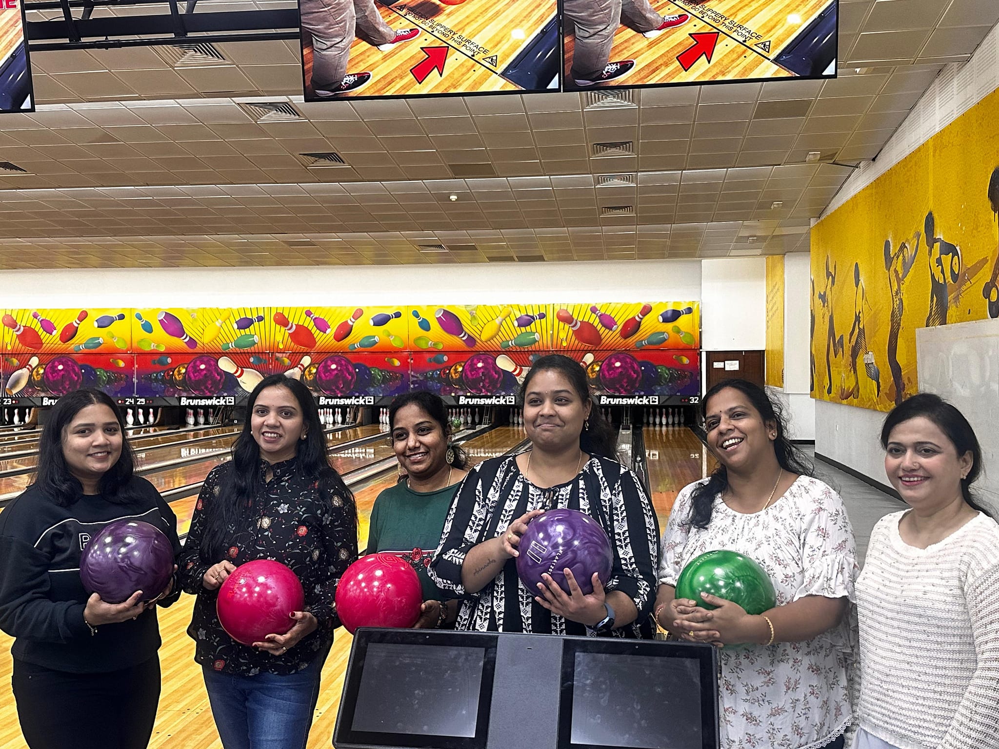TSA Bowling - Ladies with colourful balls